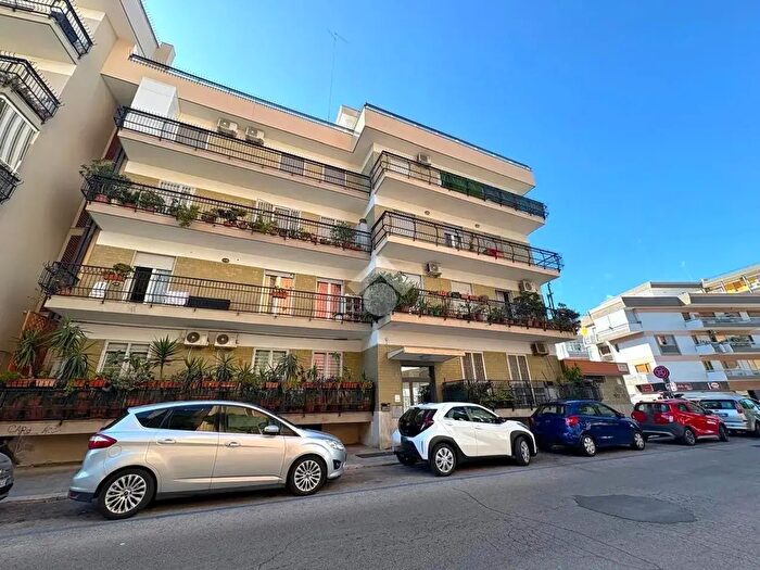 Appartamento trilocale in vendita in Via Orazio Comes, Bari