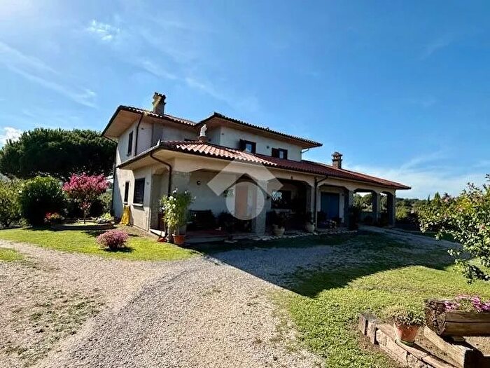 Casa con 10 locali in vendita in Via Teverina, Montefiascone