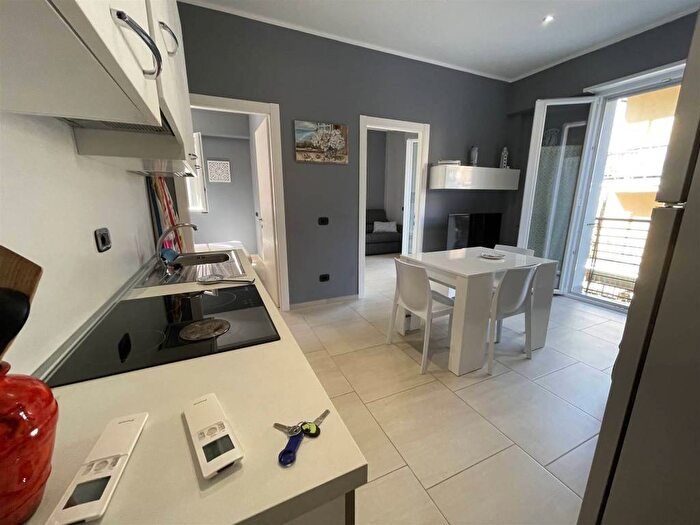 Appartamento trilocale in affitto in Via Verdi, Spotorno