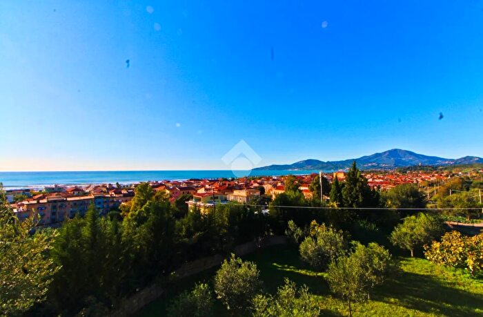 Appartamento con 10 locali in vendita in Via del Mare, Ascea