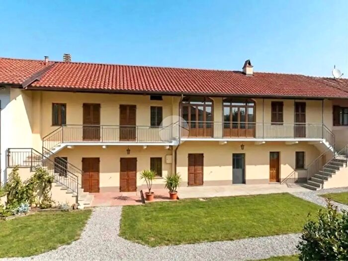 Casa con 14 locali in vendita in Via Rivoli, Buttigliera Alta