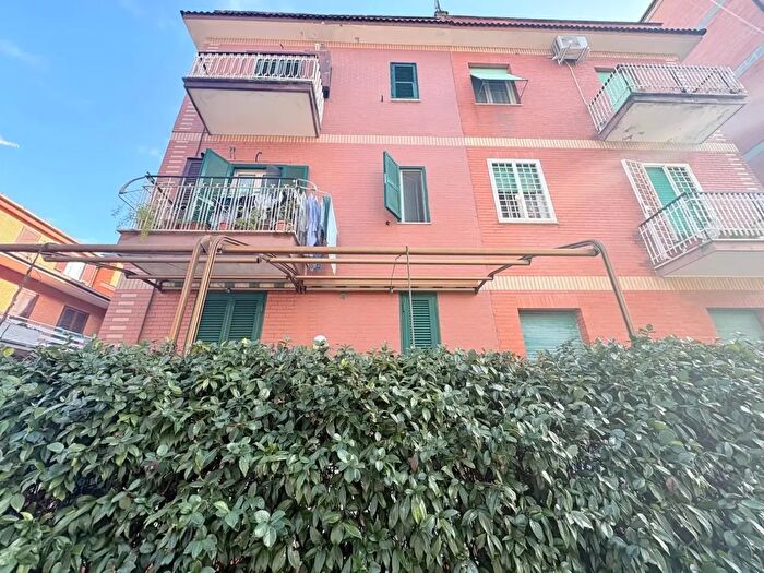 Appartamento trilocale in vendita in Via San Gimignano, Roma