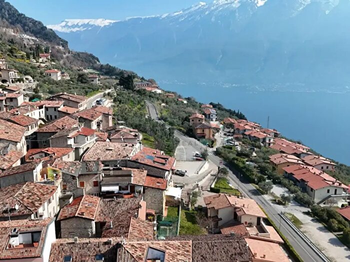 Casa con 5 locali in vendita in Via Porto, Tignale