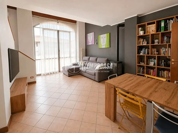 Appartamento trilocale in vendita in Piazza Giuseppe Mazzini B, Capiago Intimiano