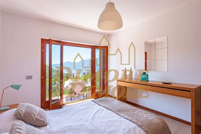 Casa con 6 locali in vendita in Luino