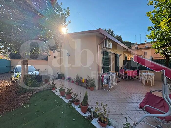 Appartamento trilocale in vendita in Via dei Veralli, Roma