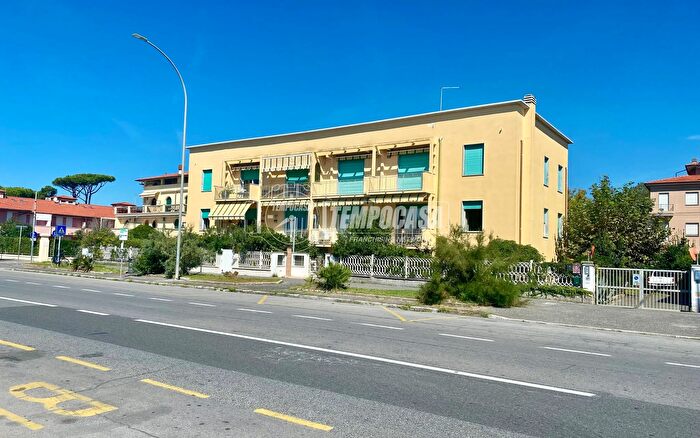 Appartamento trilocale in vendita in Lungomare di Levante, Massa