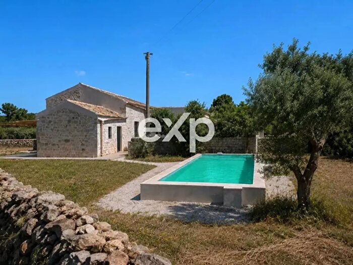 Casa con 12 locali in vendita in Rosolini
