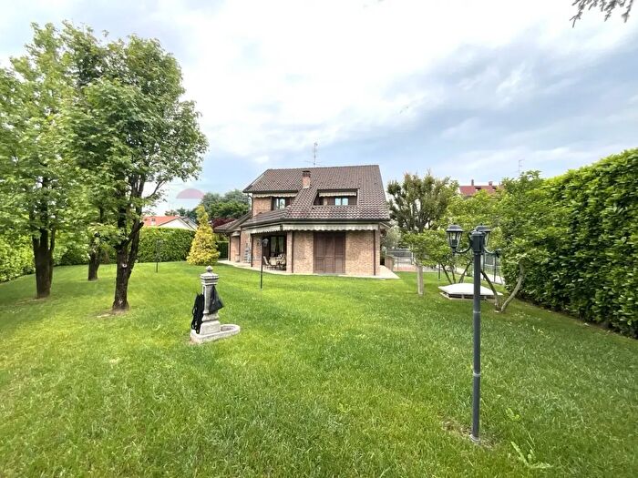 Casa con 6 locali in vendita in Caronno Pertusella