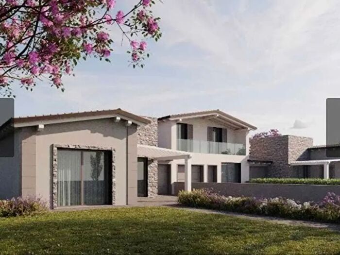 Casa con 5 locali in vendita in Viano