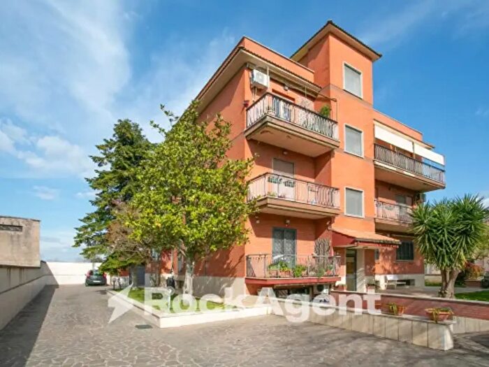 Appartamento quadrilocale in vendita in Via Roccabernarda, Roma