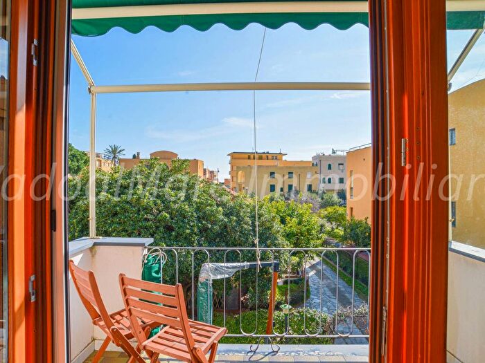 Appartamento quadrilocale in affitto in Via degli Orti, Centro, Finale Ligure