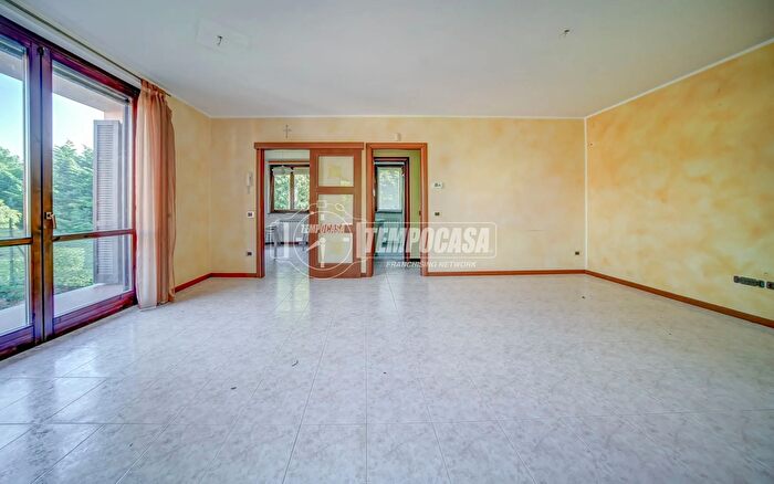 Casa quadrilocale in vendita in Via Fraz Uponne, Ranco