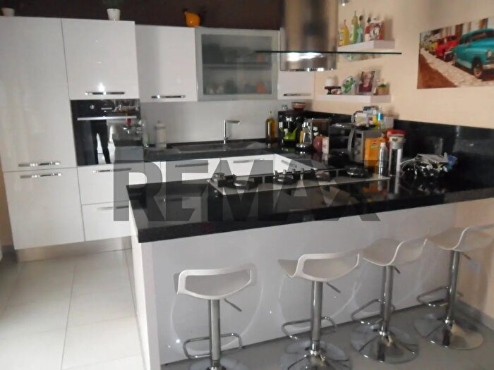 Appartamento con 6 locali in vendita in Via a Guastaferro, Caltanissetta