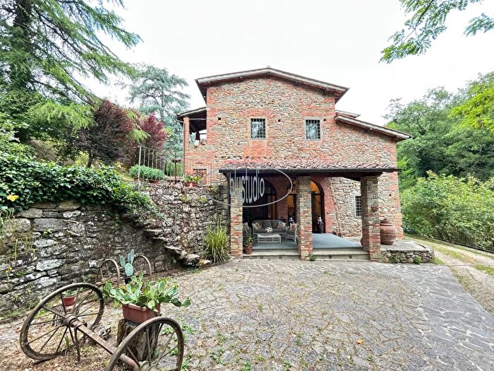 Casa con 16 locali in vendita in Figline e Incisa Valdarno