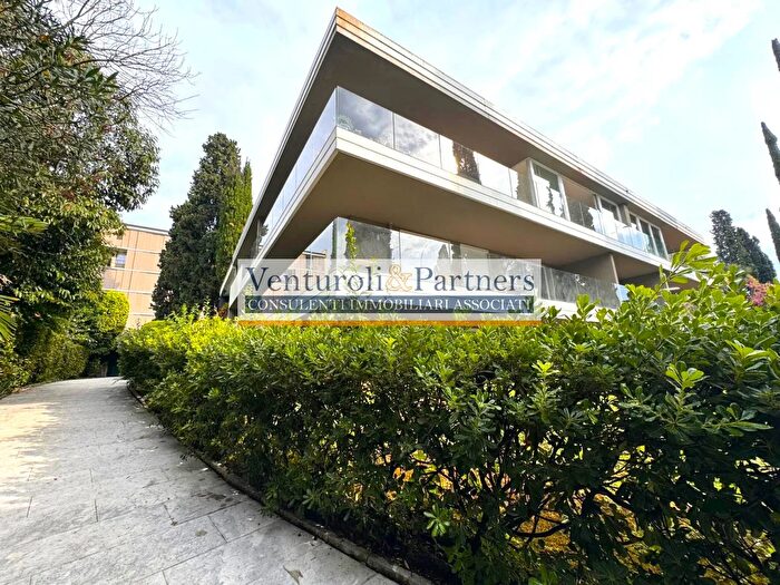 Appartamento trilocale in vendita in Via al Vittoriale, Gardone Riviera