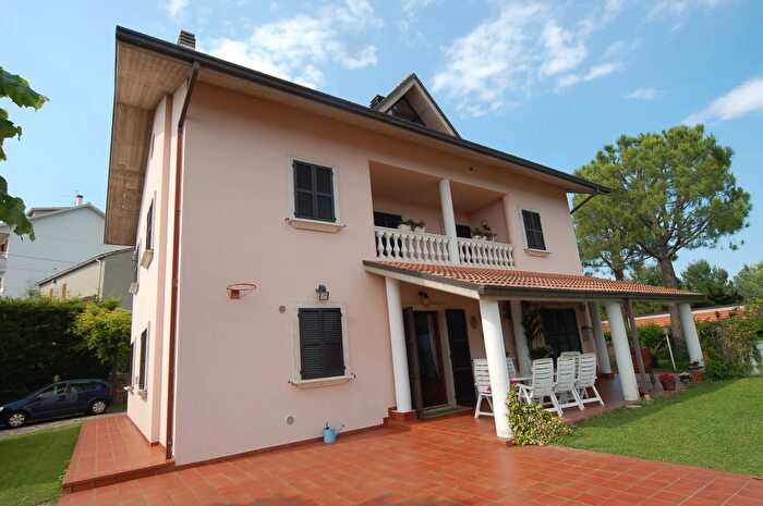 Casa con 10 locali in vendita in Via Colli, Colli Del Tronto