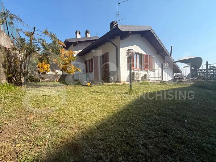 Casa quadrilocale in vendita in Via Porro Snc, Albavilla