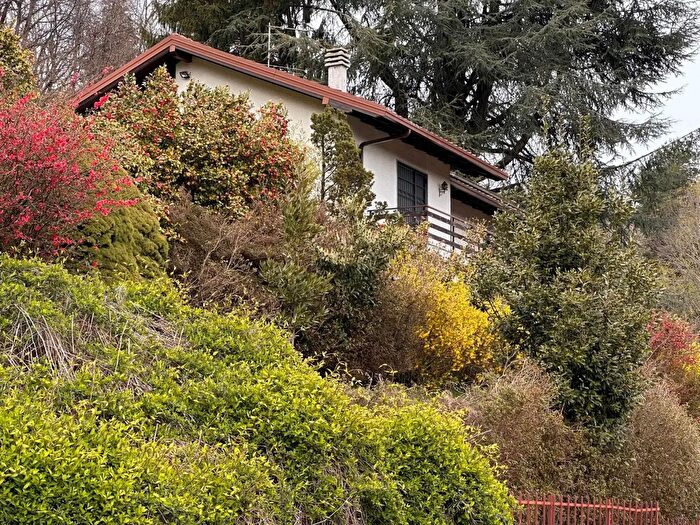 Casa con 6 locali in vendita in Arona