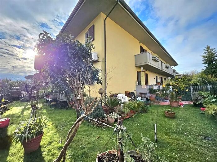 Casa con 7 locali in vendita in Massa
