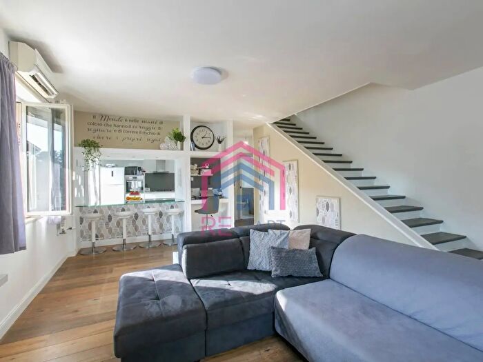 Casa con 7 locali in vendita in Via Altofonte, Pomezia