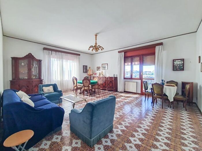 Appartamento trilocale in vendita in Via Andrea Angiulli, Roma