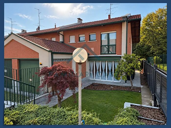 Casa quadrilocale in vendita in Via Vittorini, Caronno Varesino