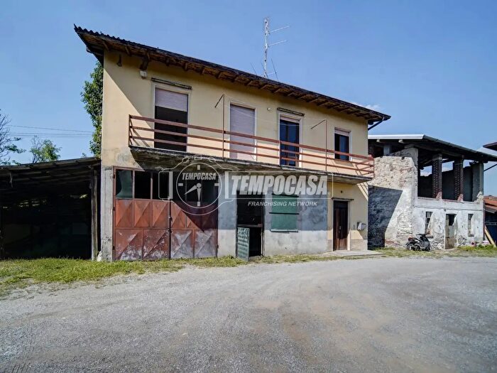 Casa bilocale in vendita in Piazza San Martino, Vergiate