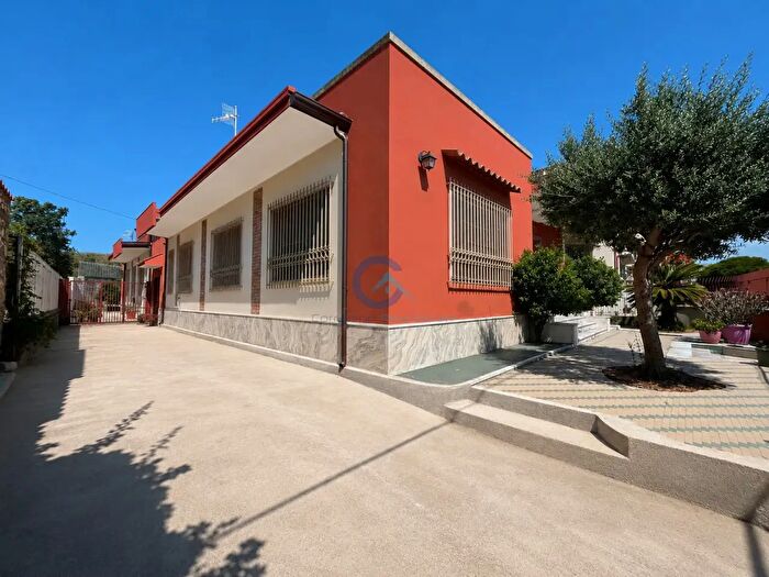 Casa con 8 locali in vendita in Catanzaro