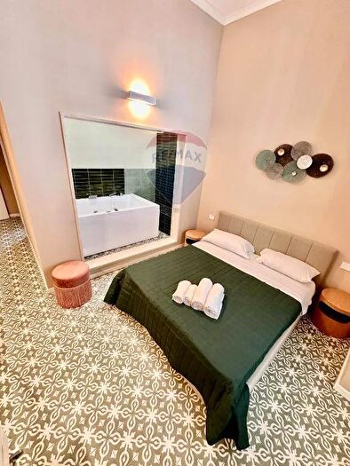 Casa con 8 locali in vendita in Via Mazzini, Mola Di Bari