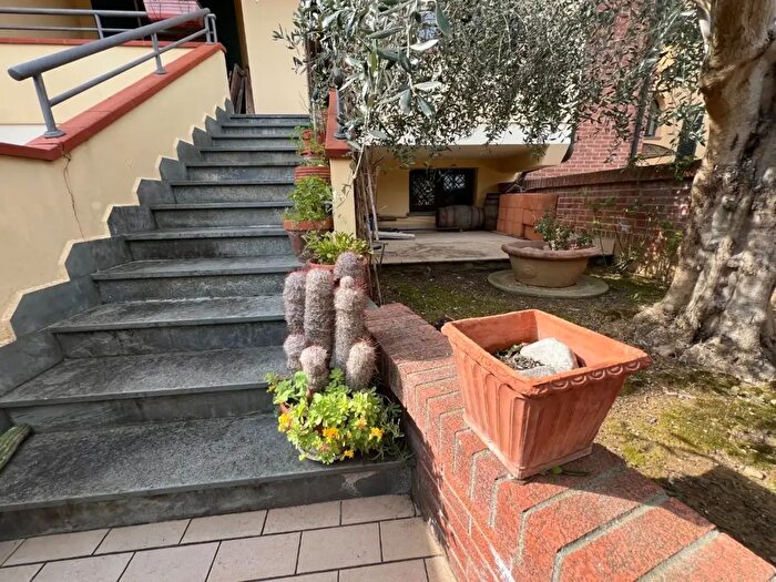 Casa con 5 locali in vendita in Cecina