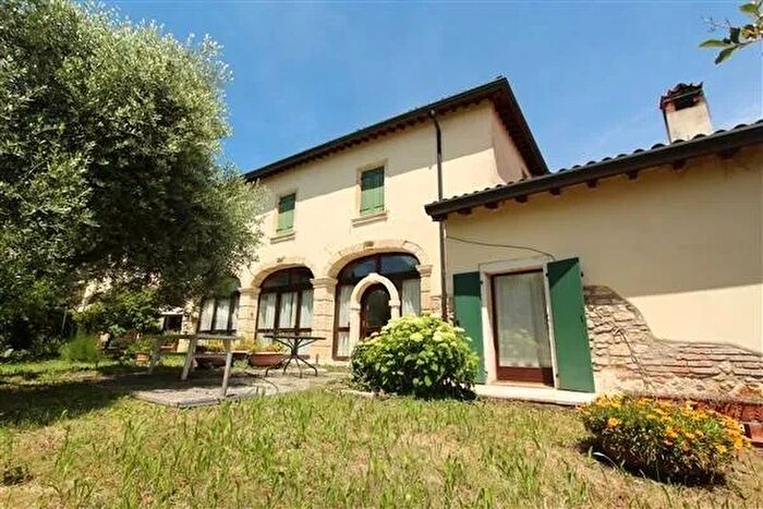 Casa con 7 locali in vendita in Via Vittorio Betteloni, San Pietro In Cariano