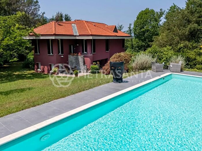 Casa con 13 locali in vendita in Camaiore