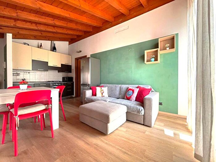 Casa bilocale in affitto in Via Agazzi, Centro, Carate Brianza