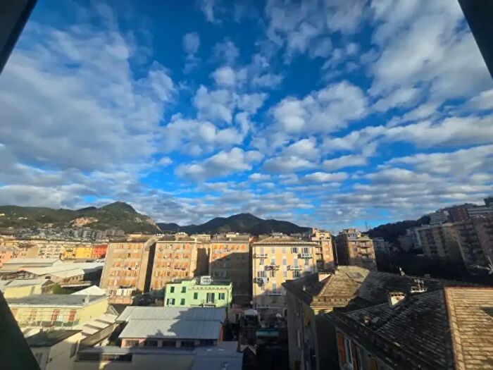 Appartamento quadrilocale in vendita in Via Chiaravagna, Genova