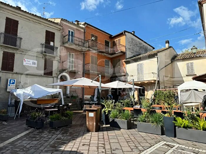 Casa con 11 locali in vendita in Piazza Mazzini, Bellante