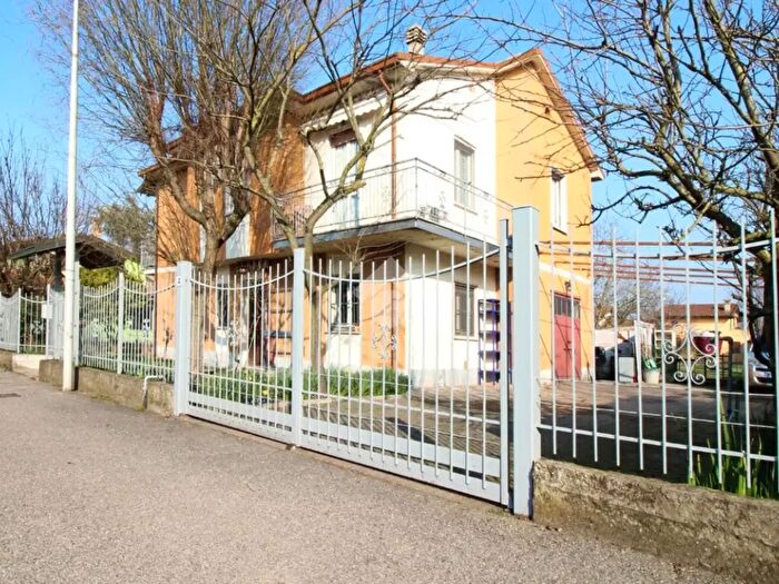 Casa con 5 locali in vendita in Via Carlo Alberto dalla Chiesa, Lungavilla
