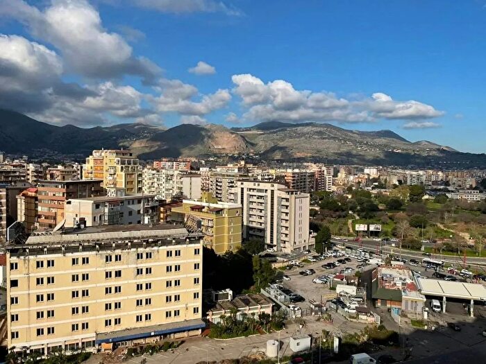 Appartamento con 6 locali in vendita in Viale Regione Siciliana Nord Ovest, Palermo