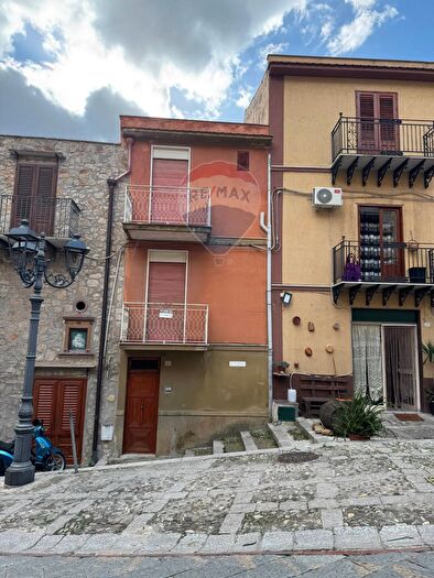 Casa quadrilocale in vendita in Via Serpotta, Caccamo