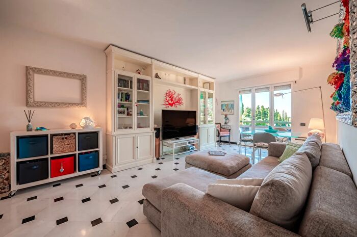 Appartamento con 6 locali in vendita in Via Lino Perissinotti, Chiavari