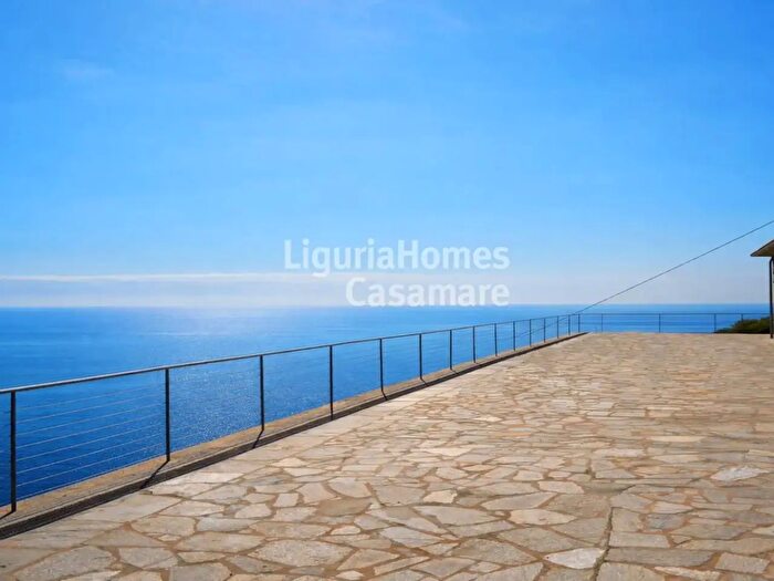 Casa bilocale in vendita in Strada dei Pini, Imperia