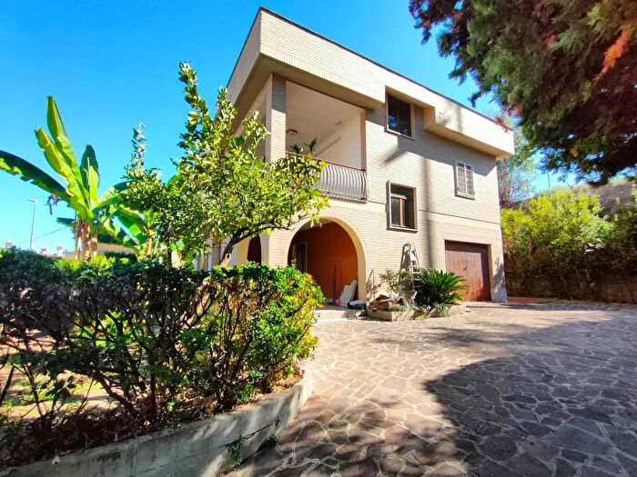Appartamento con 7 locali in vendita in Via Terruggia, Roma
