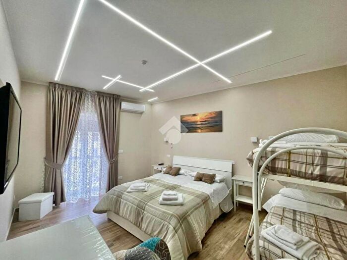 Appartamento monolocale in affitto in Via Casanova, Tribunali, Napoli