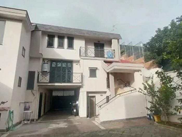 Casa con 6 locali in vendita in Via Leopoldo Santagata, Villa Di Briano