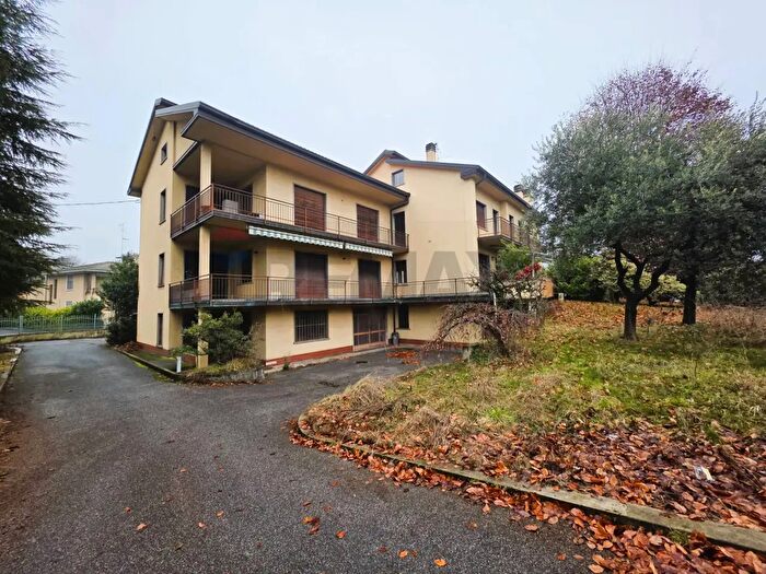 Casa con 18 locali in vendita in Barzago