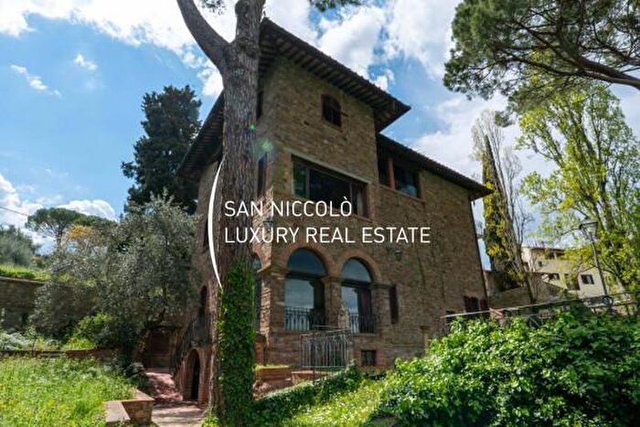Casa con 6 locali in vendita in Firenze