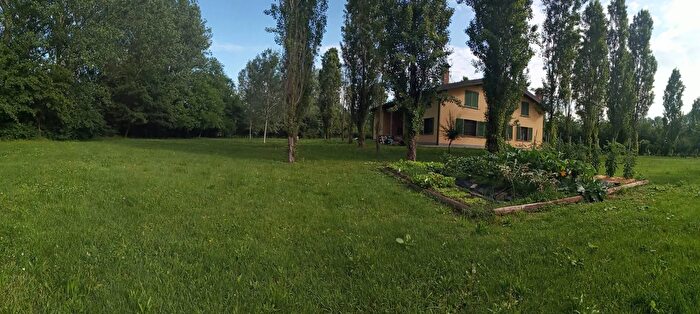 Casa con 15 locali in vendita in Pandino