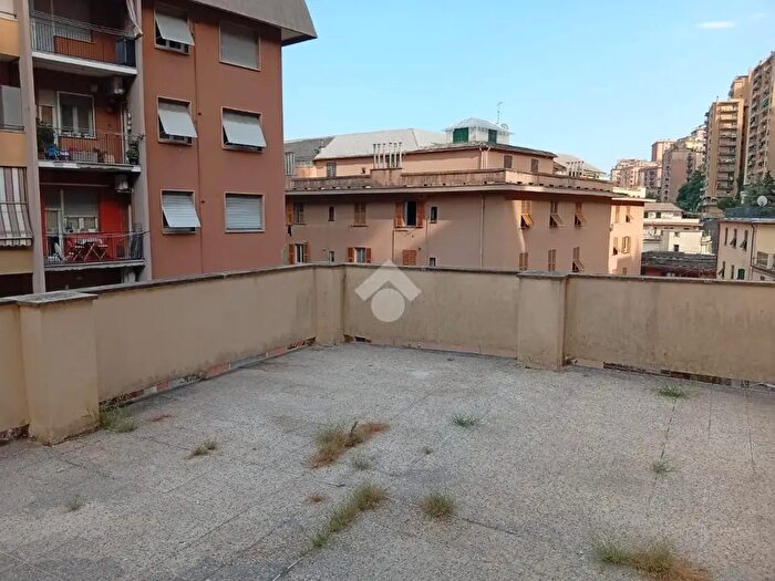 Appartamento trilocale in vendita in Via del Chiappazzo, Genova