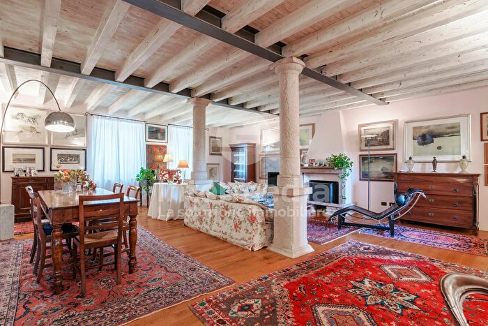 Casa con 10 locali in vendita in Via San Stefano Martire, Gussago