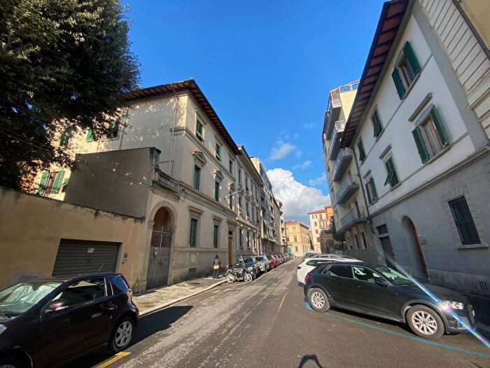 Appartamento con 5 locali in affitto in Mazzini Oberdan, Firenze